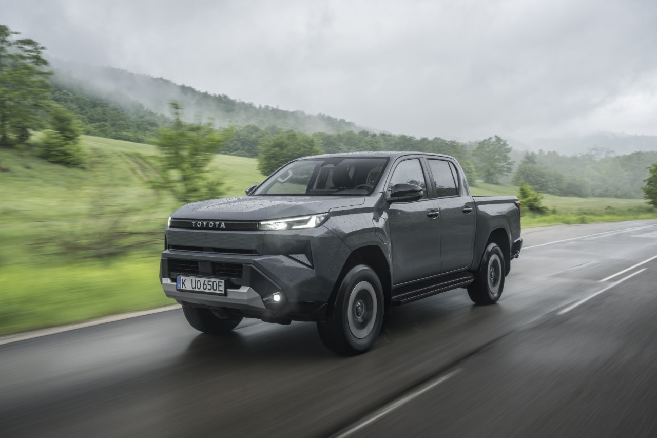2026_Hilux_BEV_High_Grade_Ash_Grey_Dynamic_003