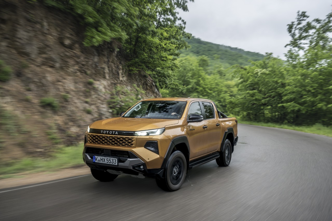 2026_Hilux_Hybrid_48V_Invincible_Sulphur_Yellow_Dynamic_001