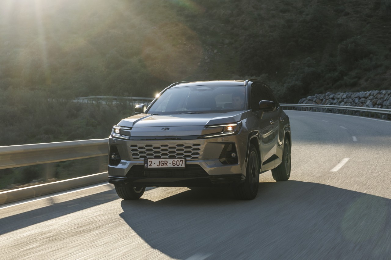 2026_RAV4_HEV_Avantgarde_Bronze_dynamic_002