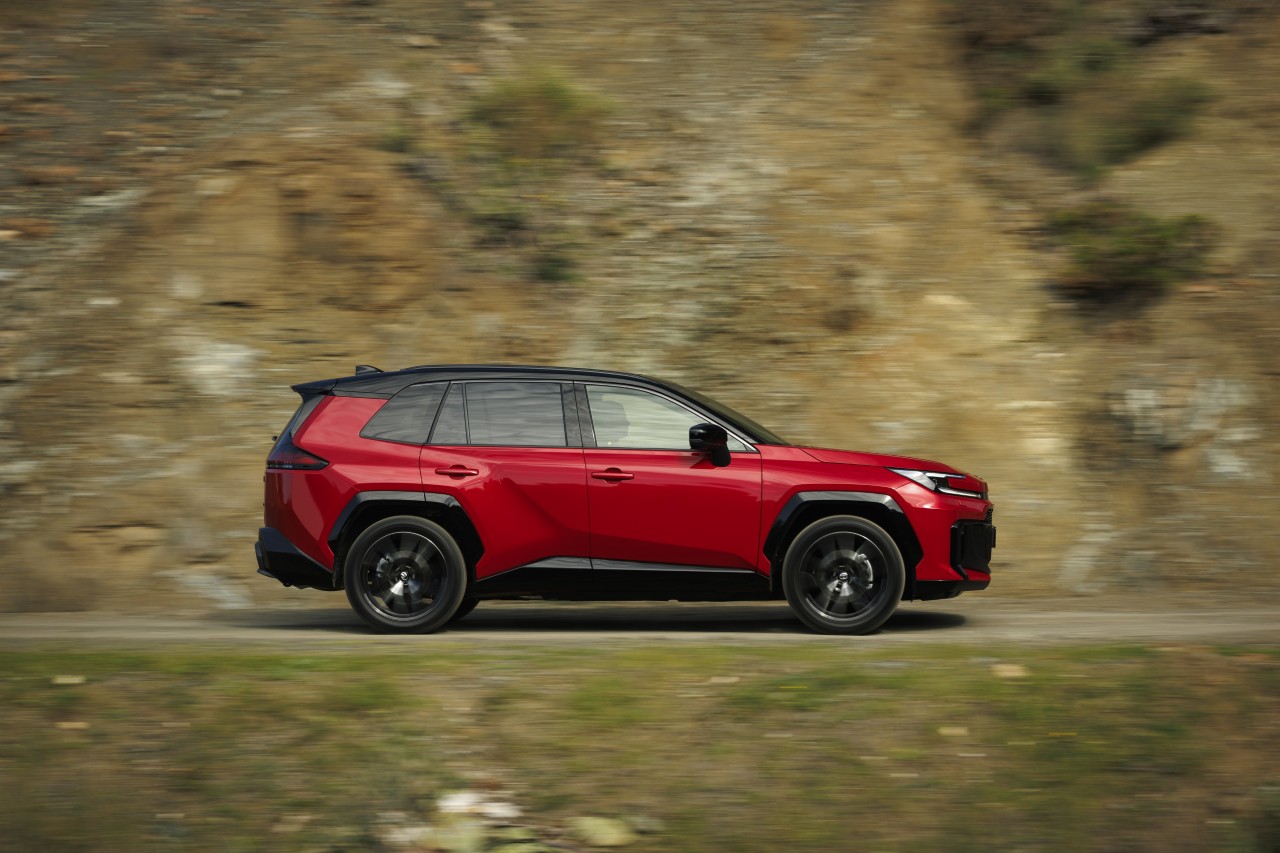 2026_RAV4_HEV_GRS_Emotional_Red__dynamic_008