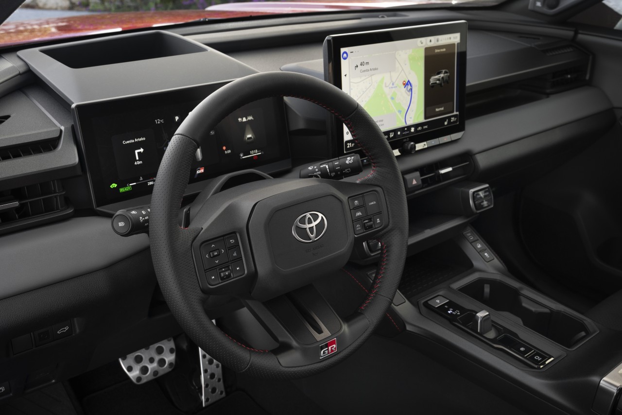 2026_RAV4_HEV_GRS_Emotional_Red_interior_056